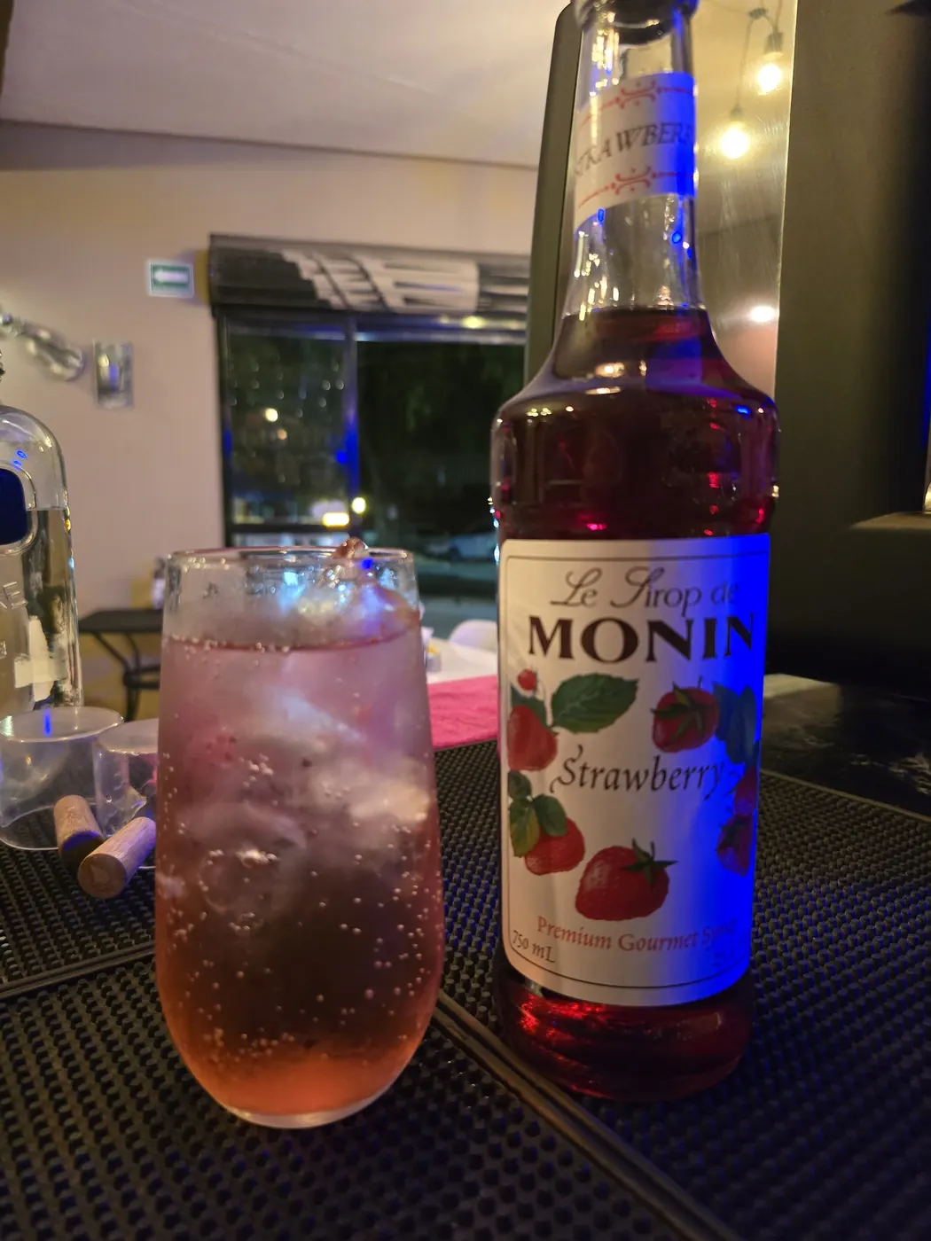 Bebida refrescante preparada en barra