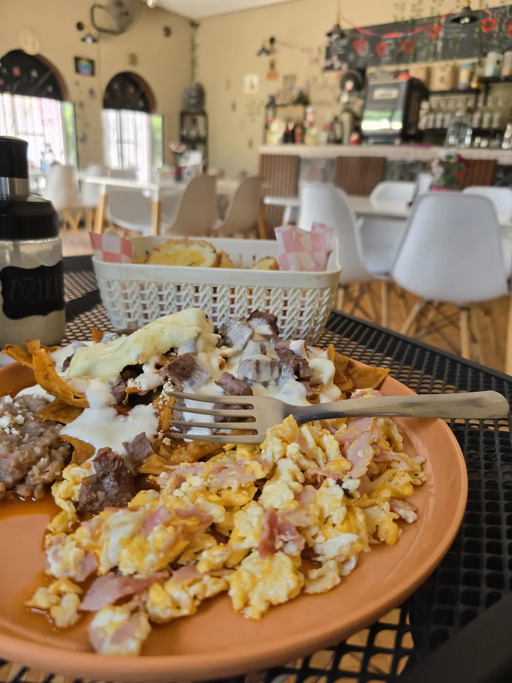 Desayuno servido en el interior del restaurante