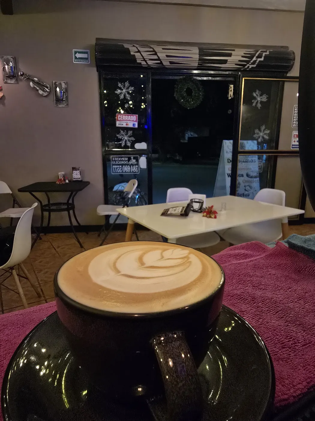 Taza de café latte dentro del restaurante