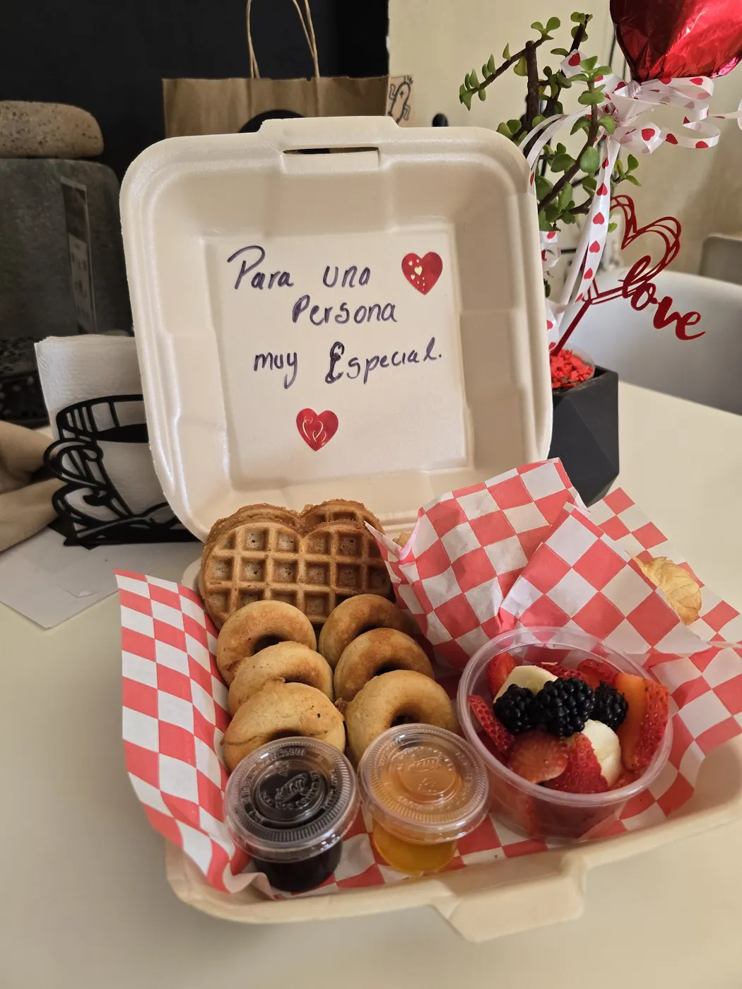Caja de regalo con waffles, fruta y bebidas