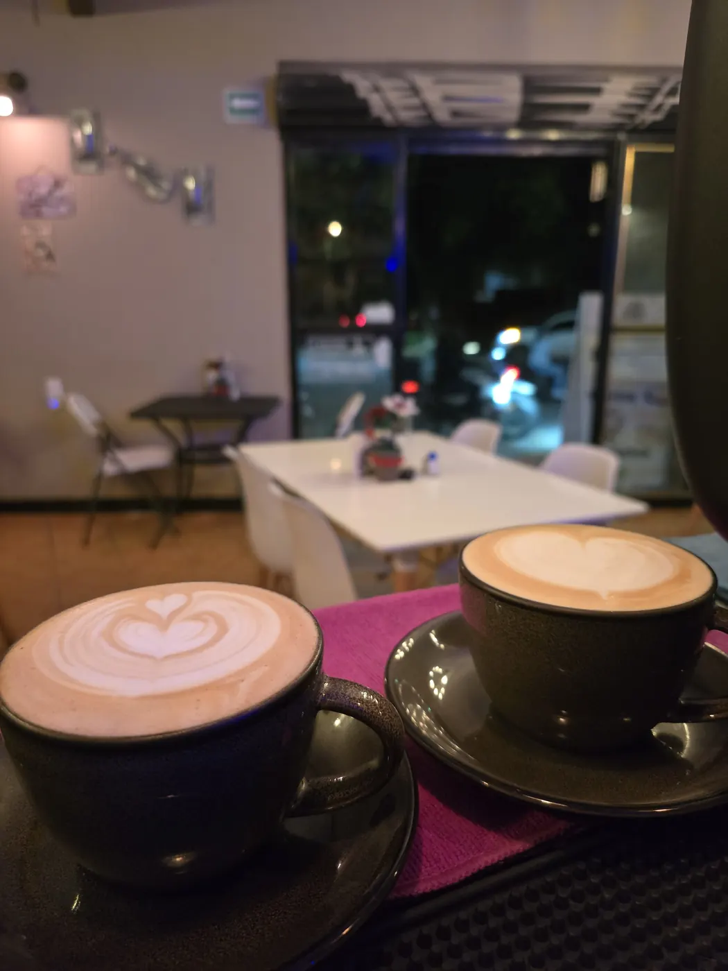 Dos tazas de café con arte latte