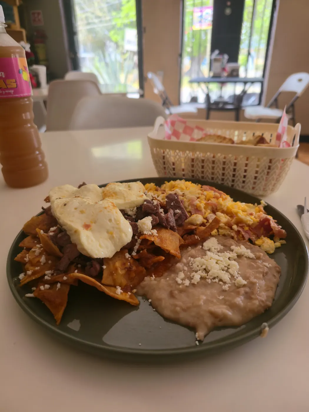 Plato de chilaquiles y desayuno completo